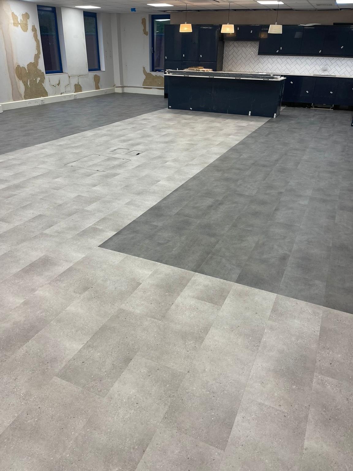 The join between the two tones of the finished vinyl floor, the cut following a straight line